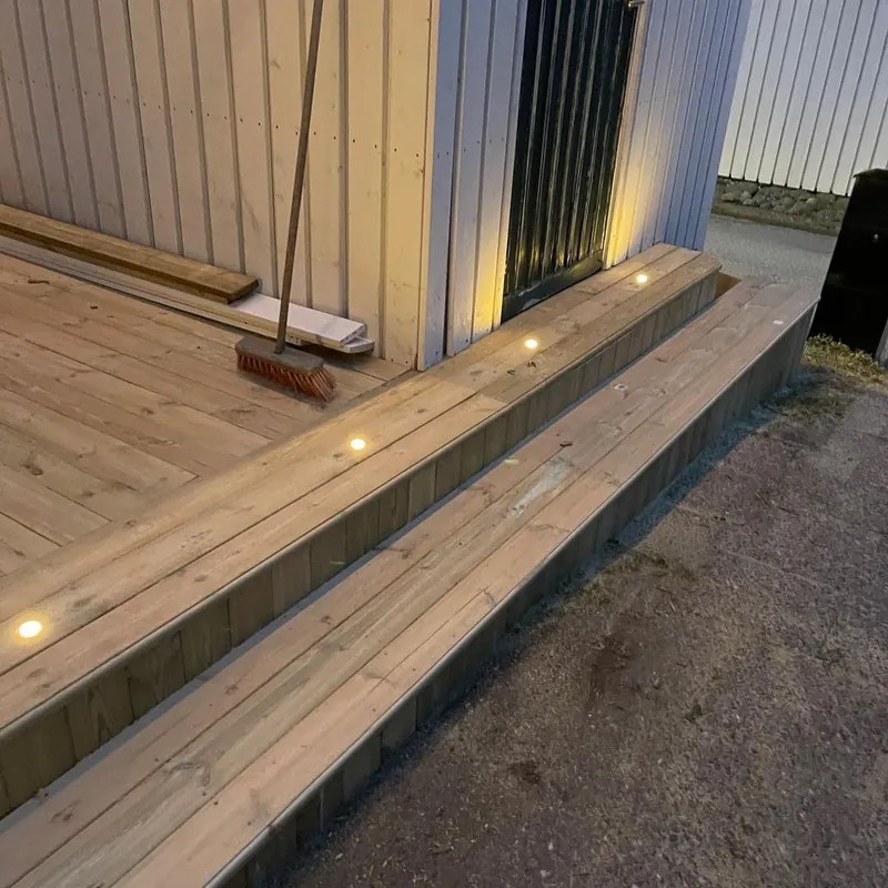 Trinnene med innfelte lys langs husveggen.