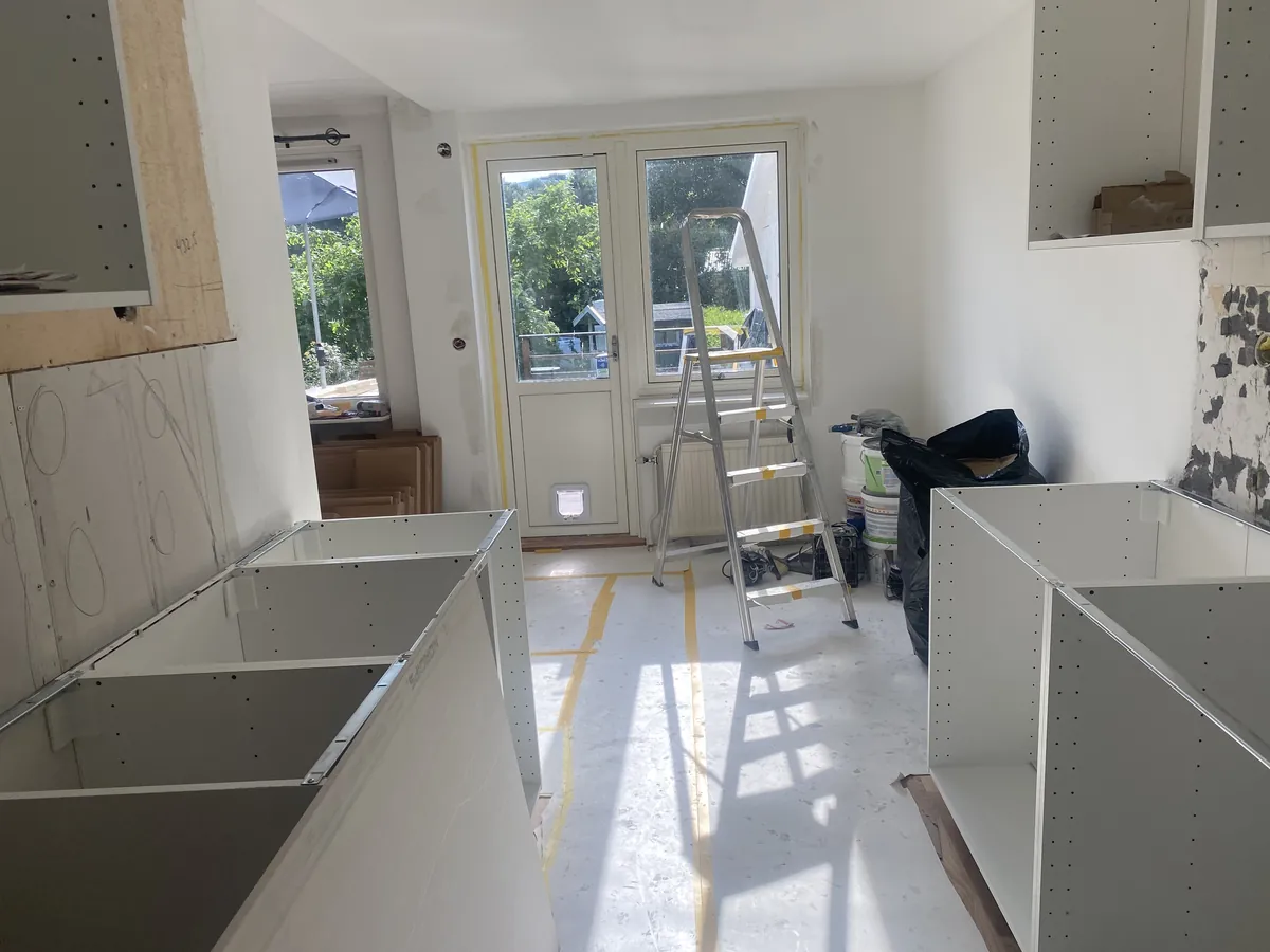 Underskapene står på linje før benkeplaten kommer på.