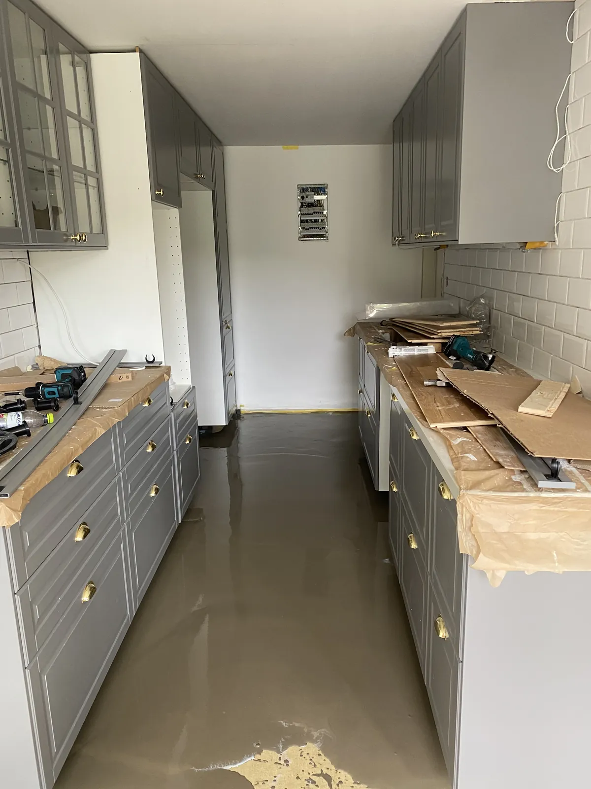 Gulvet avrettet mellom skaprekkene.